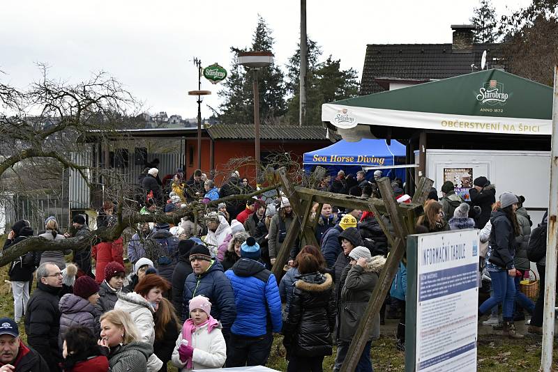 Vánoční koupel otužilců na plumlovské přehradě. 24.12. 2021