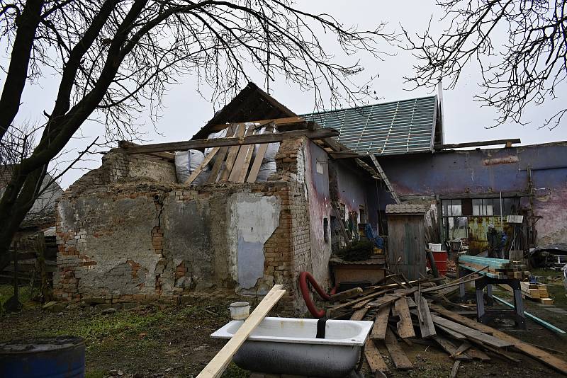 Manželé Hepnarovi z Dřevnovic se dočkají do Vánoc nové střechy.