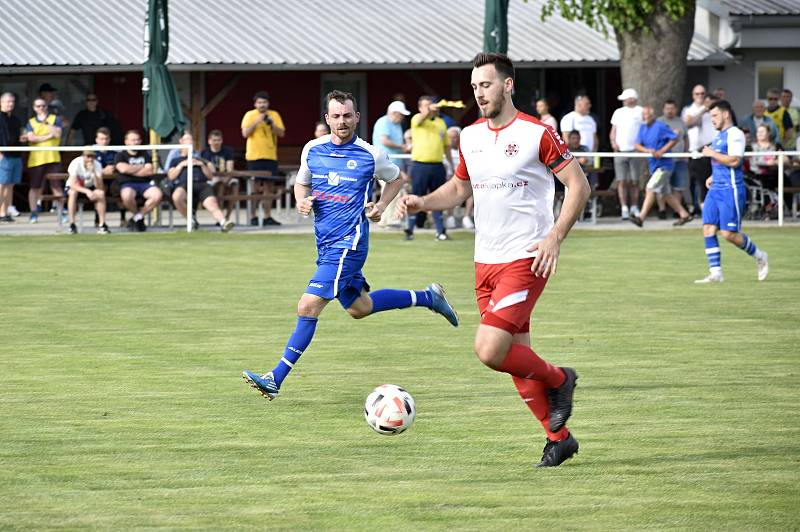 Fotbalové derby mezi Kostelcem na Hané (bíločervení) a Čechovicemi. 14.5. 2022