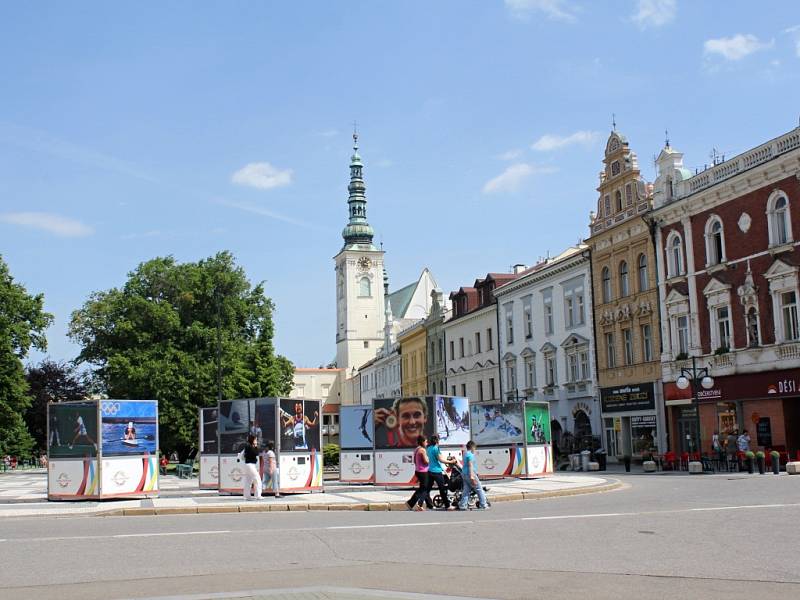 Výstava unikátních velkoformátových fotografií s olympijskou tematikou před prostějovskou radnicí