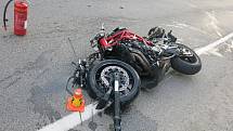 Vážná nehoda v Mostkovicích: čelní střet osobáku a motorky