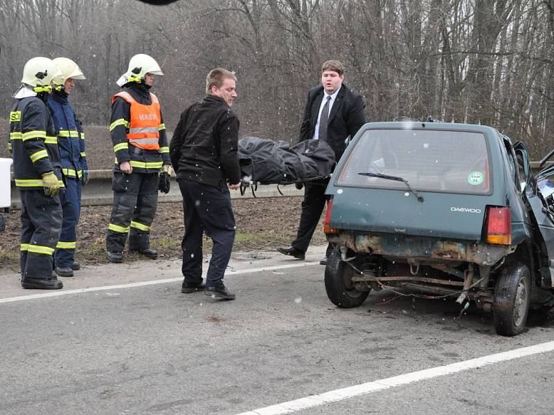 Tragická srážka daewoo s kamionem u Kostelce na Hané