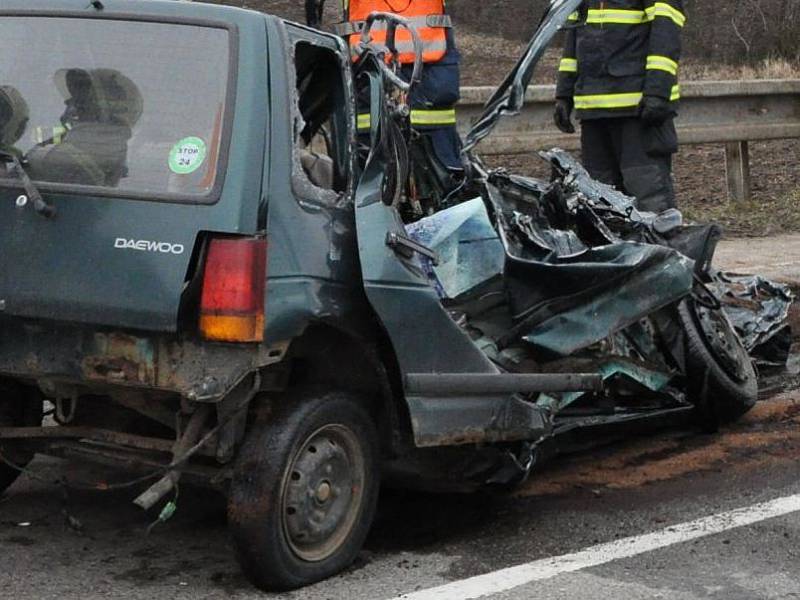 Tragická srážka daewoo s kamionem u Kostelce na Hané