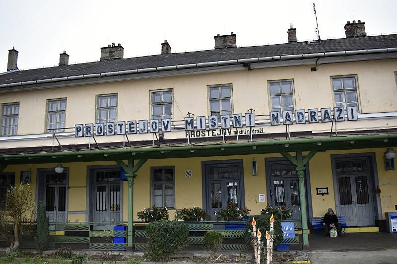 Místní nádraží v Prostějově je jednou z historických dominant města. 10.12. 2020
