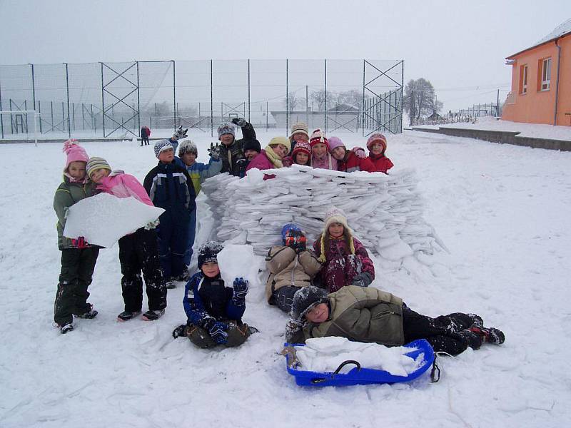 Sněhová stavba dětí z MŠ v Rozstání