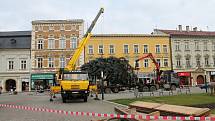 V pondělí po desáté hodině dorazil na náměstí TGM vánoční strom. Tentokrát centrum města zkrášlí smrk z Brodku u Konice.