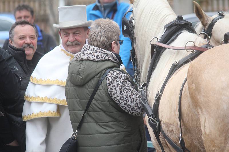 Spanilá jízda po obcích Olomouckého kraje slavnostně zahájila další sezonu oblíbeného Muzea kočárů v Čechách pod Kosířem