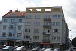 Na ploché střeše domu na rohu Netušilovy ulice v Prostějově roste další patro