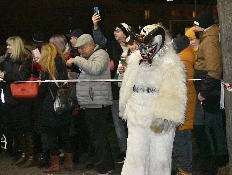 Mikulášská nadílka spojená s průvodem alpských čertů Krampusáků potěšila U Rockyho davy lidí. 4.12. 2022