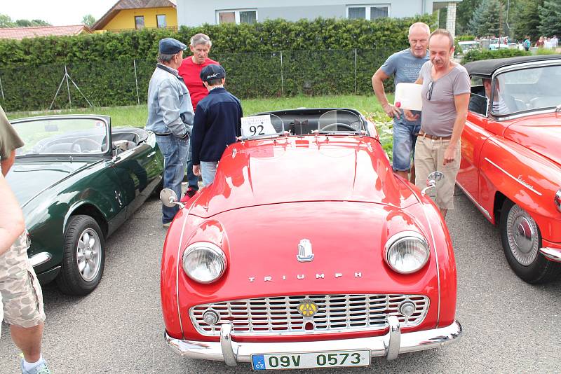 Přehlídka historických motorových vozidel v rámci soutěžní přehlídky Rallye na pohodu - z lázní do lázní. 18.8. 2019