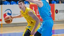 BK Opava (ve žlutém) - BK Olomoucko 72:64