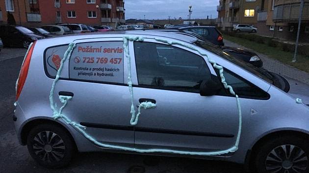 Automobil poškozený montážní pěnou v Prostějově