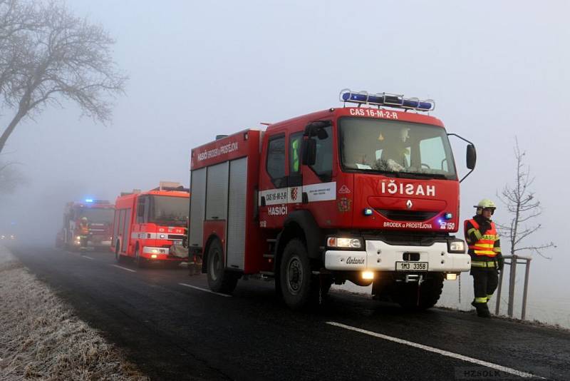 Tragická hromadná nehoda na kluzké silnicie mezi Němčicemi nad Hanou a Prostějovem 13. února 2014