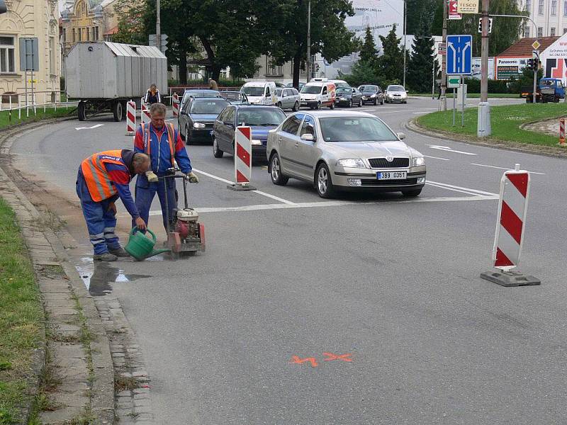 Oprava hlavní křižovatky u Vojáčkova náměstí v Prostějově působí dopravní komplikace