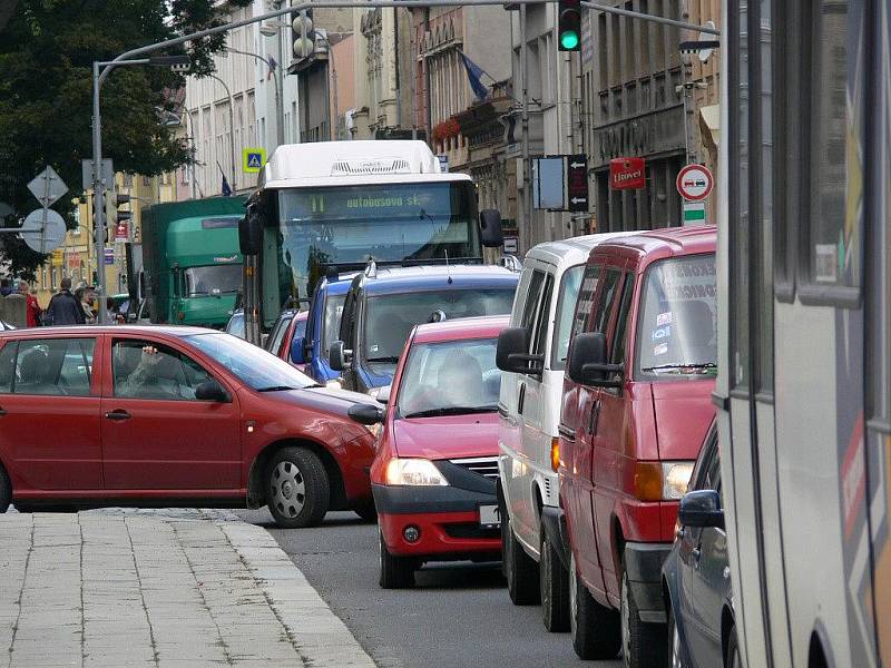 Oprava hlavní křižovatky u Vojáčkova náměstí v Prostějově působí dopravní komplikace