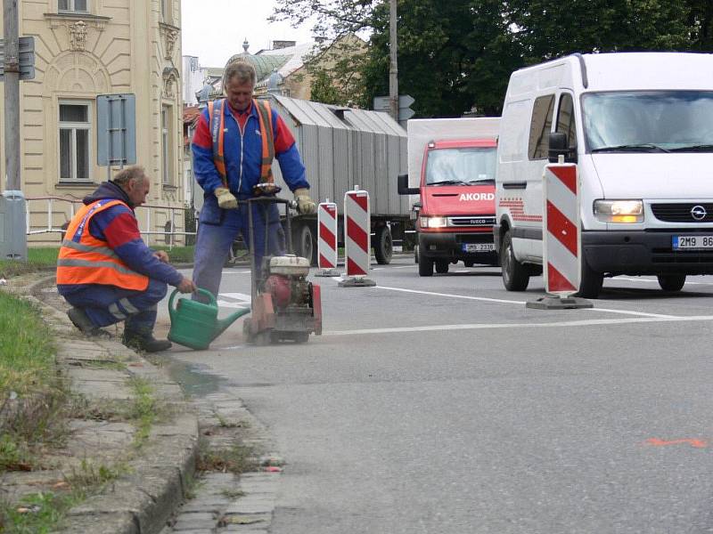 Oprava hlavní křižovatky u Vojáčkova náměstí v Prostějově působí dopravní komplikace