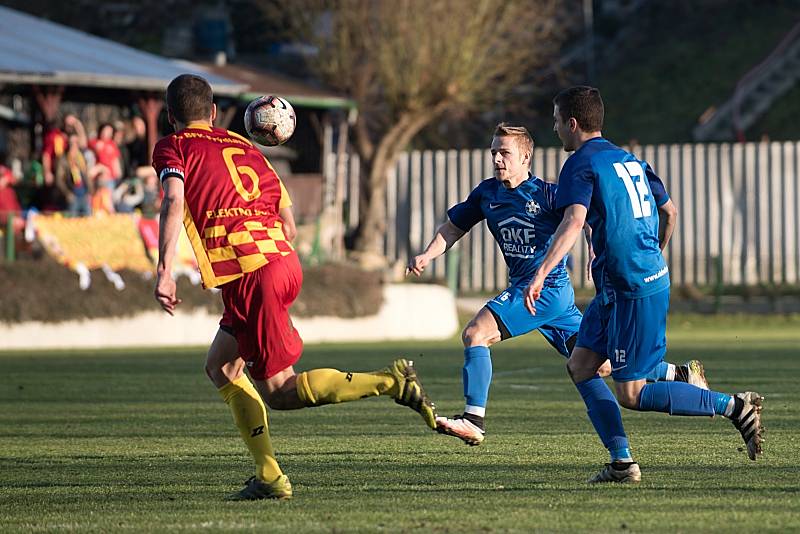 Fotbalisté FK Kozlovice (v nových modrých dresech) proti 1. BFK Frýdlant nad Ostravicí.