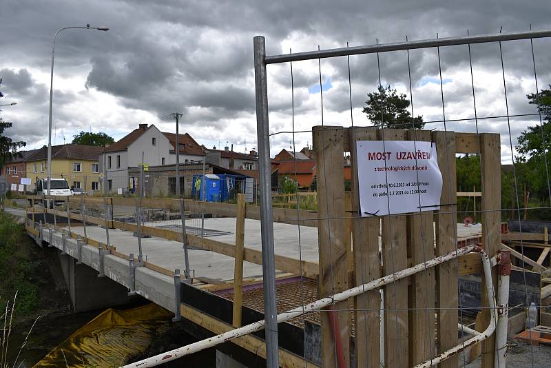 Betonáž rekonstruovaného mostu přes říčku Romži ve Vrahovicích znemožňuje průchod chodcům i cyklistům. 1.7. 2021