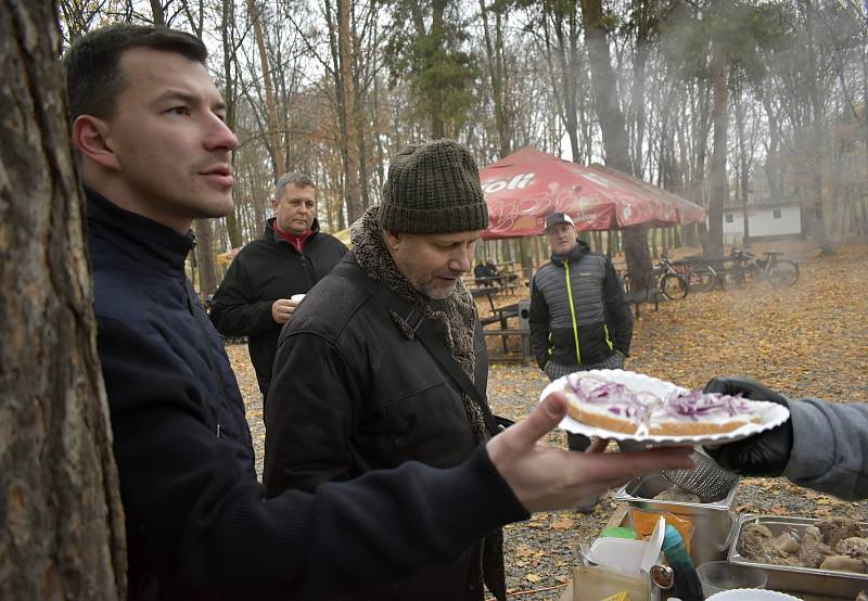 Zabíjačkové hody v prostějovském lesoparku Hloučela v bistru U Matesů, 13. 11. 2021