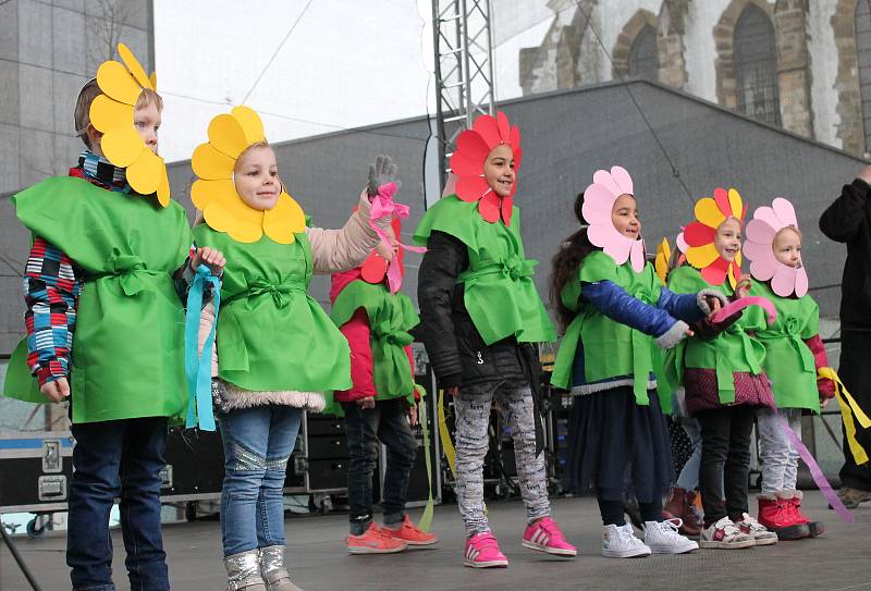 Vystoupení mateřských školek z Prostějova na velikonočním jarmarku. Foto: Deník/Zdeněk Vysloužil