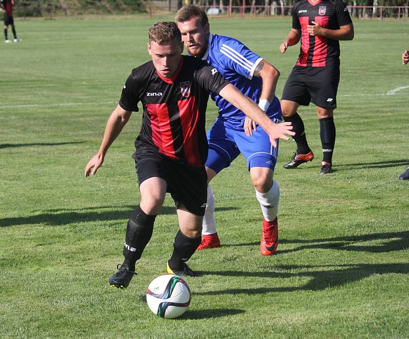 Fotbalisté Lipové (v modrém) vyhrály na hřišti nedalekého Protivanova 4:3