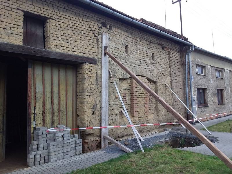 Hasiči zasahují u domu v Hablově, kde hrozilo zřícení stěny, 22. 11. 2022