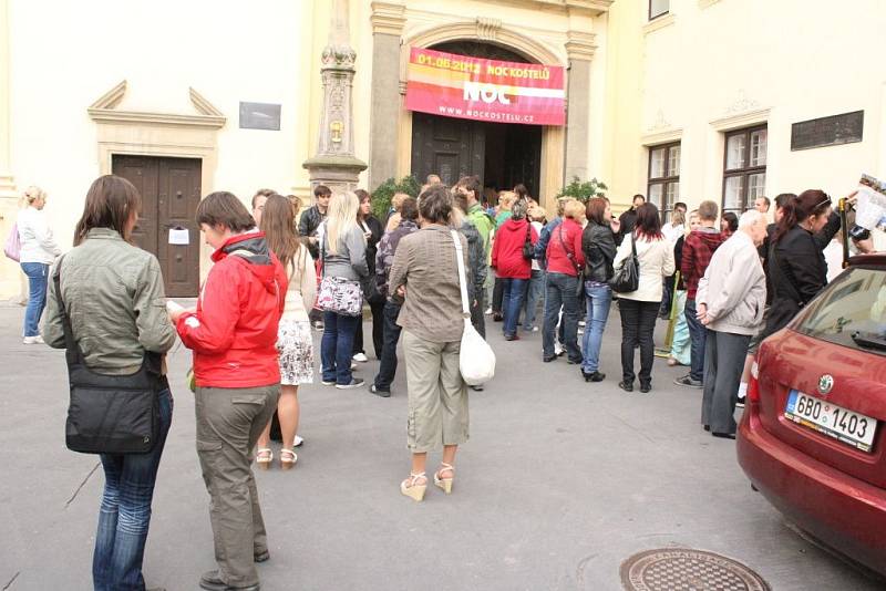 V Rajské zahradě u kostela Povýšení Svatého Kříže předvedli Plumlovští nadšenci pohádku o Smolíčkovi.