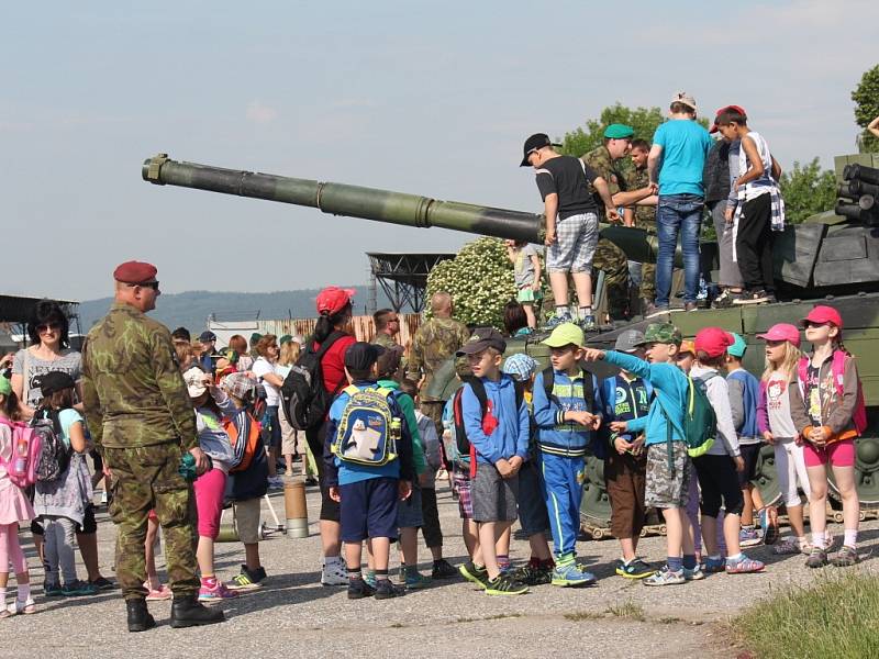 Den otevřených dveří a charitativní akce Tahouni se uskutečnila u 102. průzkumného praporu v Prostějově.