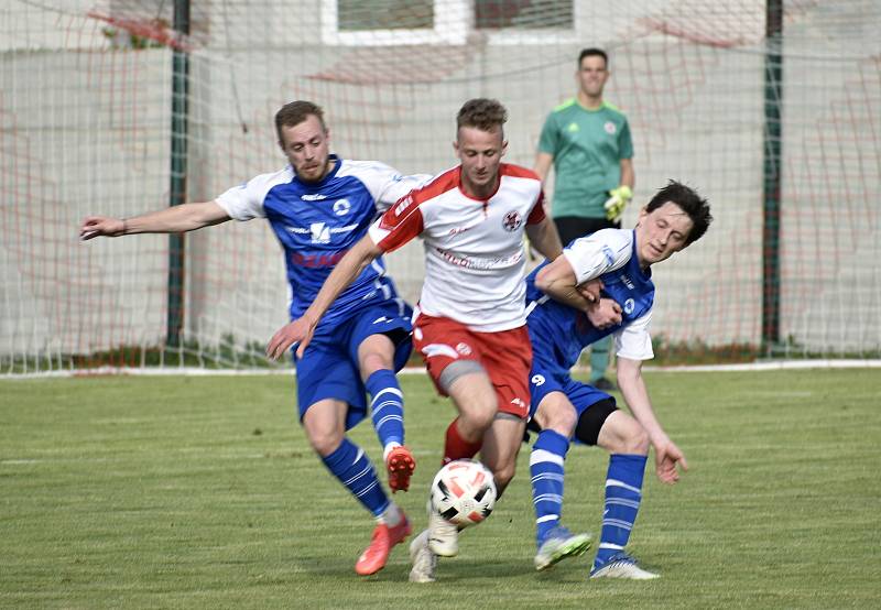 Fotbalové derby mezi Kostelcem na Hané (bíločervení) a Čechovicemi. 14.5. 2022