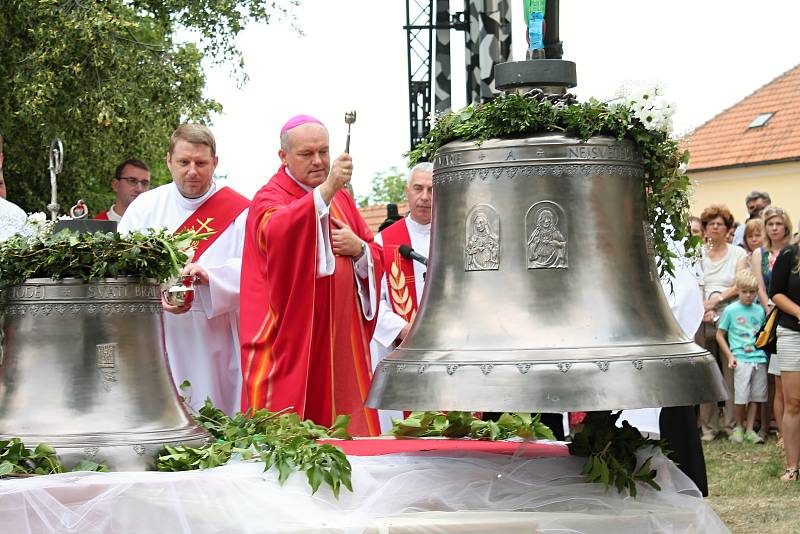 Nové dva zvony, byly v sobotním dopoledni vyzdviženy do věže kostela svatého Jakuba Staršího v Kostelci na Hané. Požehnal jim biskup Josef Nuzík. 27.7. 19