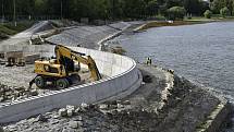 Plumlovská přehrada. Aktuální stav vodní hladiny je stále hluboko pod normálem. Dál se pracuje v okolí přelivu.  24.9. 2021