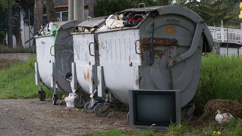 Sotva pracovníci města Plumlova uklidili prostranství u kontejnerů na staré cestě u přehrady od vyvážky suti a matrací, objevil se na místě vyhozený televizor
