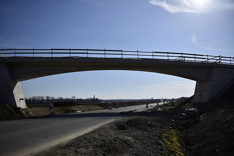 Most pro cyklisty přes severní obchvat na trase Prostějov - Smržice.