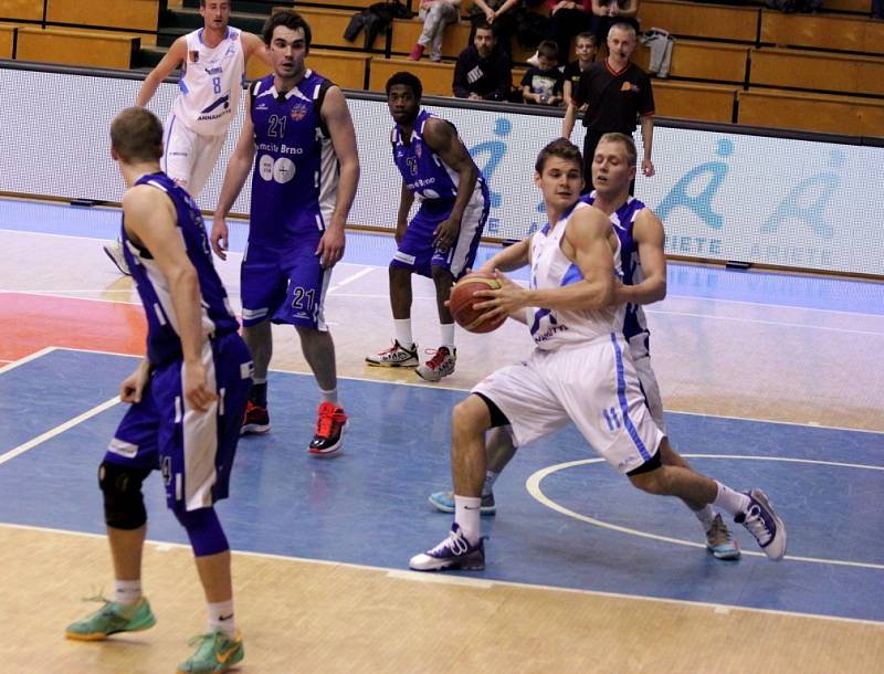 Prostějovští basketbalisté uzavřeli v sobotu základní část Mattoni NBL. V posledním zápase na domácí palubovce porazili Brno 91:76.