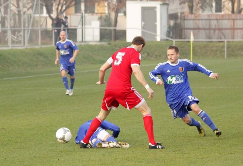 Prostějovští fotbalisté uzavřeli podzimní část sezony výhrou nad Uničovem 3:1. Domácí tým tedy pomstil porážku z prvního kola soutěže. Prostějovští se také rozloučili se svým kapitánem Tomášem Hunalem.