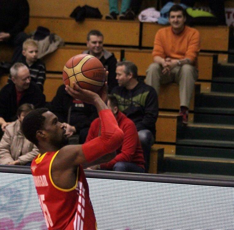 Prostějovští basketbalisté (v bílém) proti Pardubicím