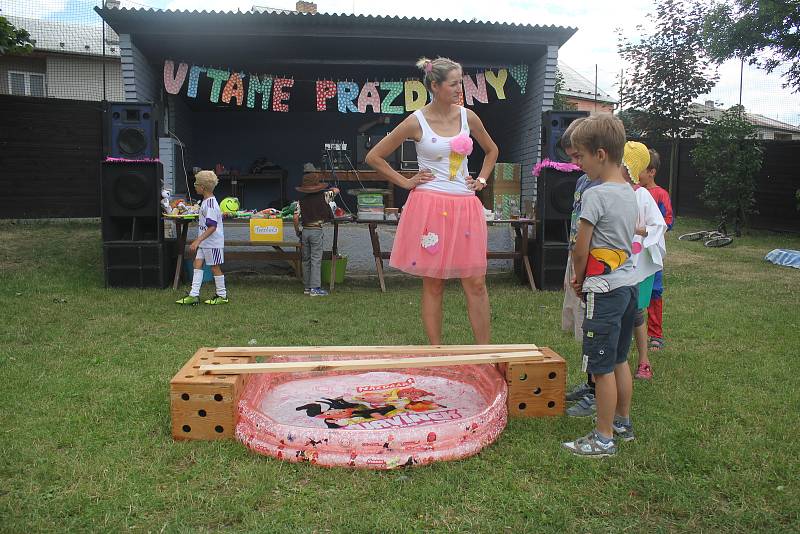 Obec společně se školou uspořádala pro děti v Čechách pod Kosířem karneval