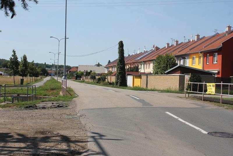 Silnice vedoucí z centra města do Domamyslic. Po obou stranách bude brzy lemovaná novou zástavbou.