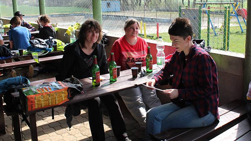 V Kobeřicích se školáci z Brodku u Prostějova vrhli do čištění okolí říčky Brodečky 5.4. 2019