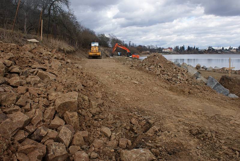 Výstavba cyklostezky podél severního břehu plumlovské přehrady - 18. února 2020 - budování náspu