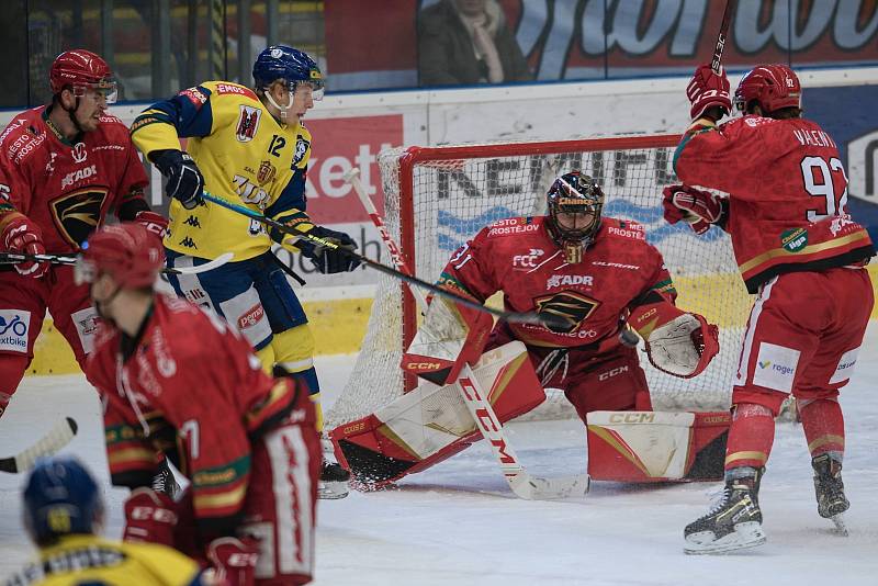 Hokejisté Přerova (ve žlutém) doma padli v derby s Prostějovem 0:3.