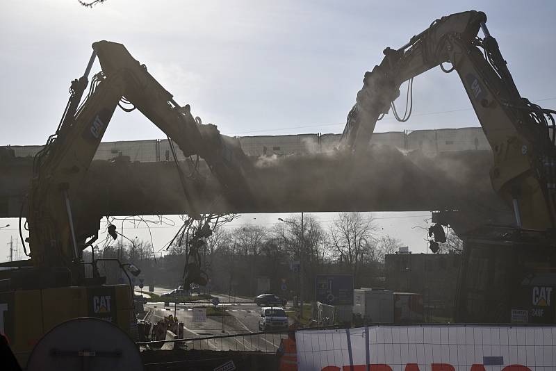 Útok bagrů na demolici dálničního mostu na D46 v Prostějově. 10.4. 2021.