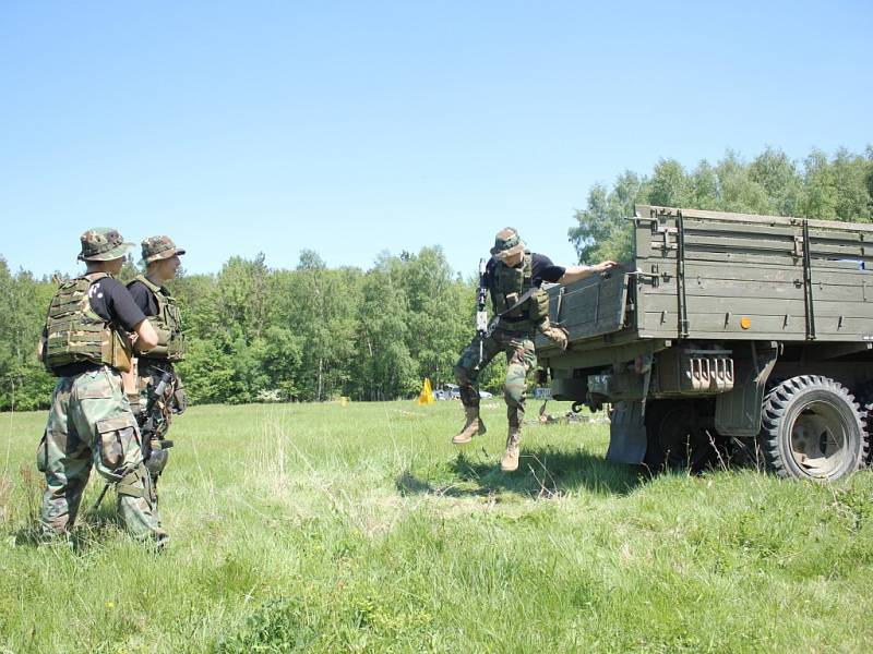 Den plný vojenských disciplín i techniky připravili pro děti členové konického sdružení Association Military Fan.