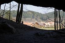 Pohled na Holštejn z jeskyně Hladomorna