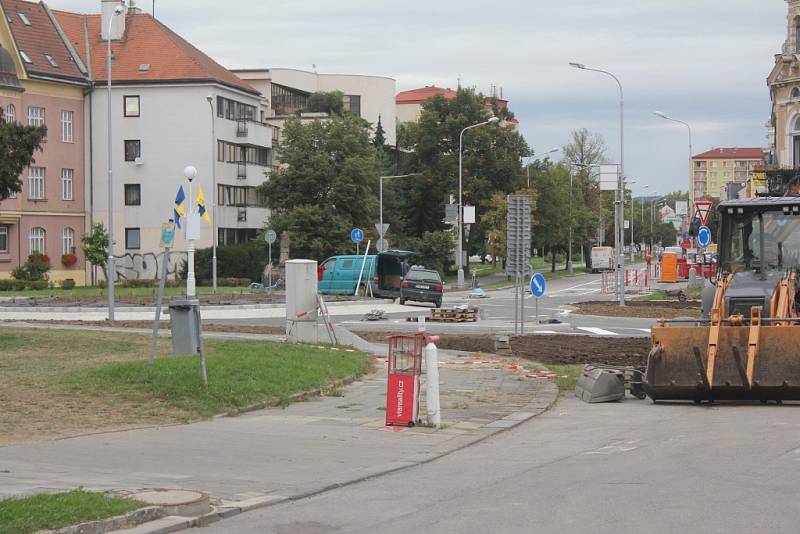 Kruhový objezd na Přikrylově náměstí v Prostějově těsně před dokončením