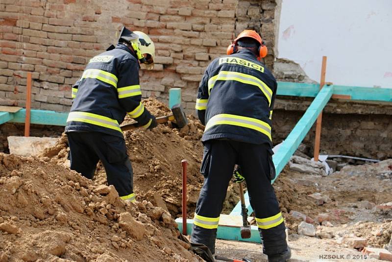 Zásah hasičů u sesunutí štítové stěny rodinného domku ve Štětovicích na Prostějovsku