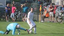 Fotbalisté Mostkovic (v červeném) vyhráli v Čechovicích 2:1