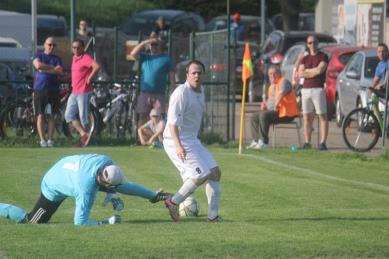 Fotbalisté Mostkovic (v červeném) vyhráli v Čechovicích 2:1