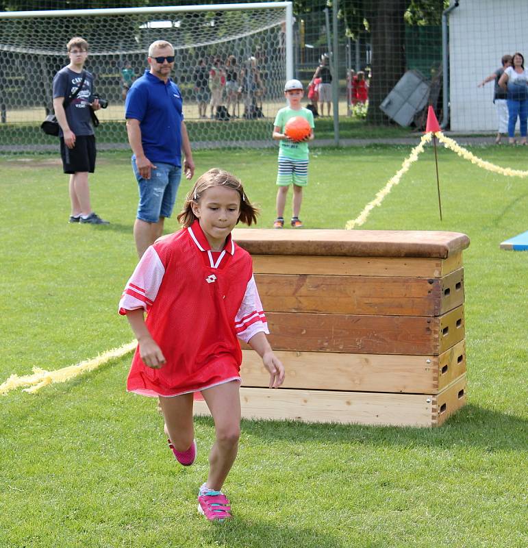 Atletika baví. Sportovní den na olšanském hřišti zabavil na dvě stovky dětí.