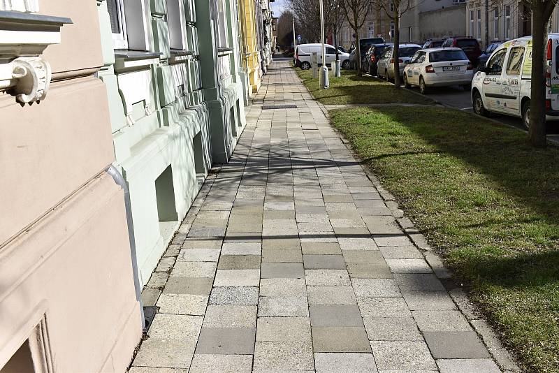 Město vyčlenilo částku 3 miliony korun na opravy chodníků v šesti ulicích. Letitá dlažba bude nahrazena také v ulici Daliborka. 5.3. 2020
